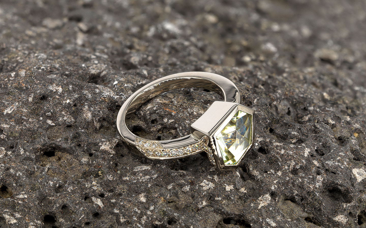 Facetten - Ring in 585/000 Weißgold mit Beryll und Brillanten