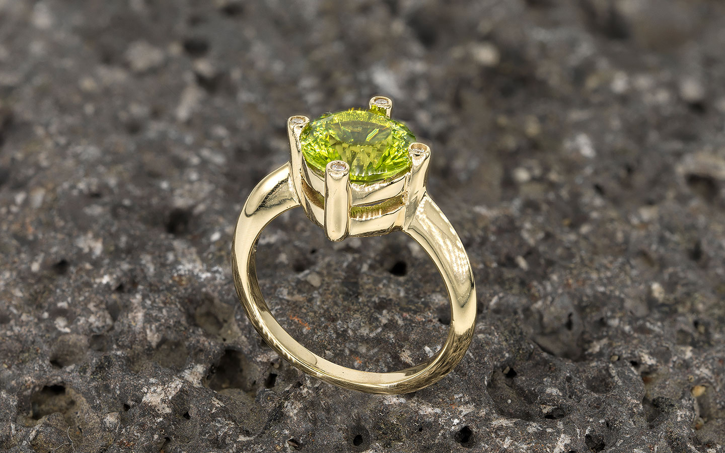 Umfassend - Ring in 585/000 Gelbgold mit Peridot und Princess-Diamanten