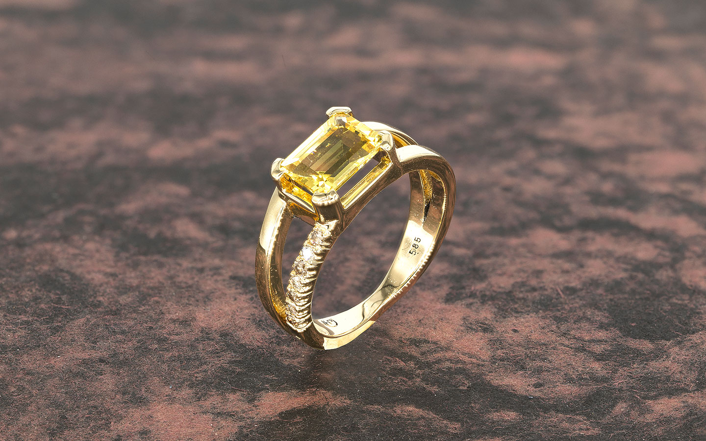 Ungleichförmig - Ring in 585/000 Gelbgold mit Beryll und weißen und braunen Brillanten